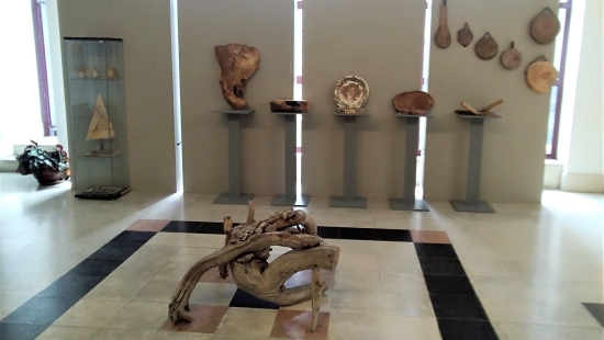 Biblioteca Municipal mostra trabalhos artesanais em madeira